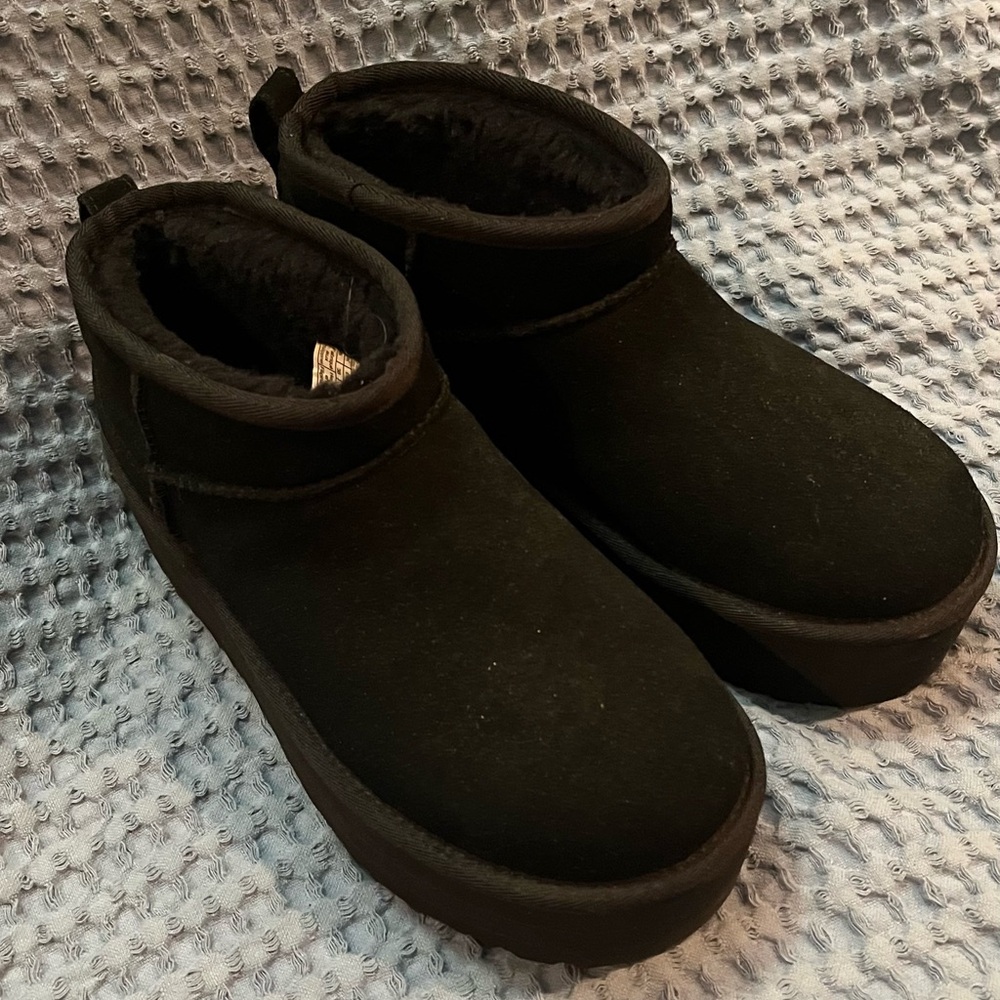 UGG Women's Classic ultra mini platform boot